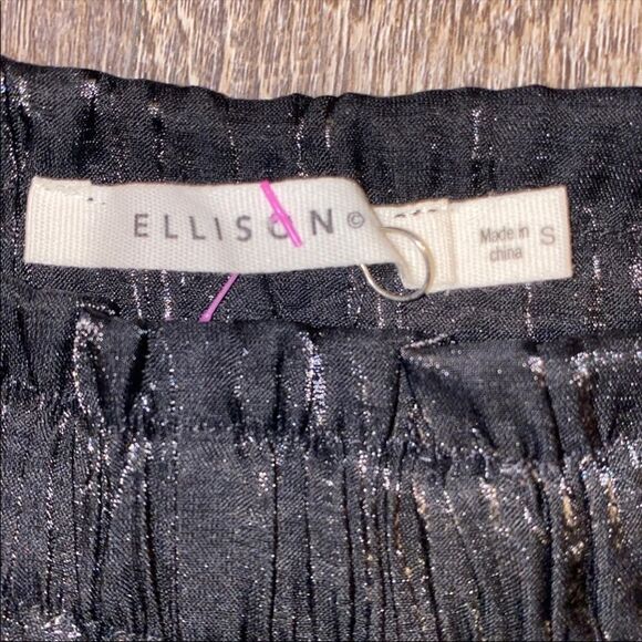 Ellison Shorts   - Picture 2 of 3